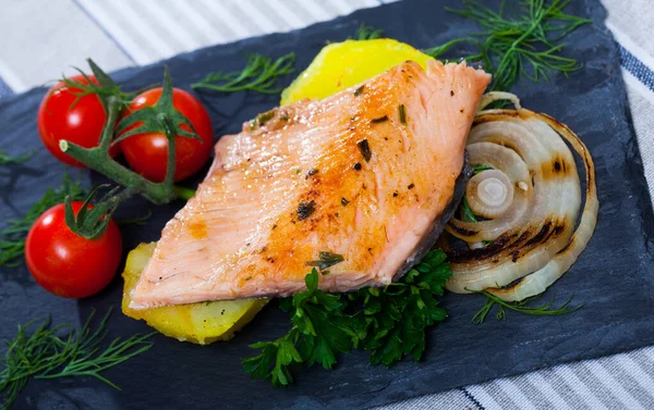 Appetizing Grilled Fillet Trout Vegetable Garnish Potatoes Tomatoes Onion Greens — Stock Photo, Image