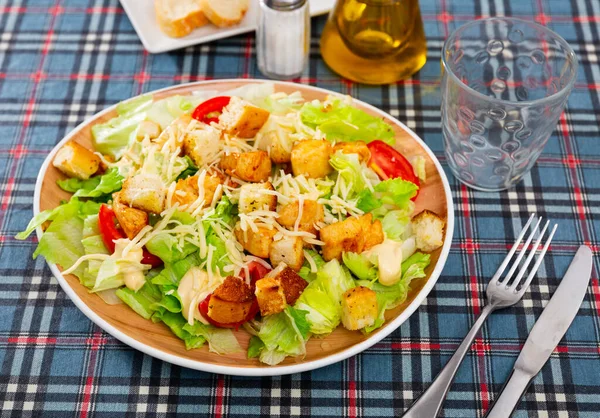 Salada Saudável Com Alface Tomate Frango Croutons Queijo Parmesão — Fotografia de Stock