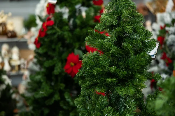 店内の装飾されたホールでのクリスマスツリーの要素は クローズアップ 新年の12月 — ストック写真