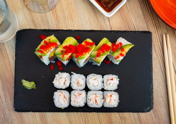 Heerlijke Sushi Broodjes Uramaki Gevuld Met Zalm Mango Komkommer Belegd — Stockfoto