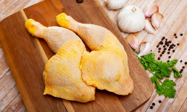 Ωμά Πόδια Κοτόπουλου Τέταρτα Σερβίρεται Ξύλινη Σανίδα Βότανα Και Σκόρδο — Φωτογραφία Αρχείου