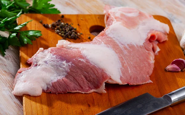 Surowa Wieprzowina Gotowa Gotowania Drewnianym Stole Świeże Surowe Mięso — Zdjęcie stockowe