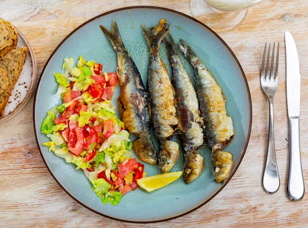 Barbecue Sardinen Serviert Mit Gemüsesalat Köstliche Meeresfrüchte Vorspeise — Stockfoto