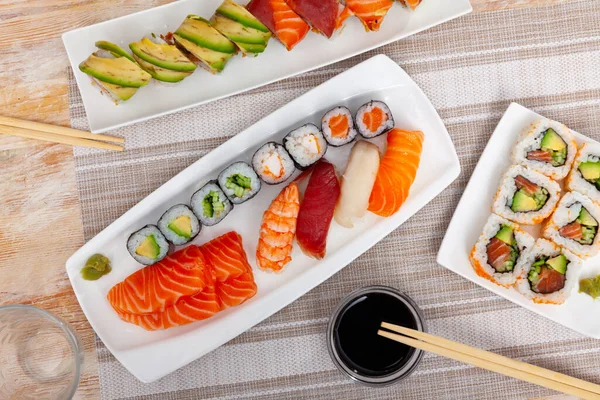 Szekrény Színes Friss Sushi Wasabival Szójaszósszal Tálcán Egy Japán Étteremben — Stock Fotó