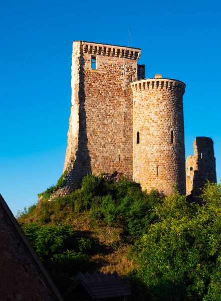 波旁公爵的赫里松要塞的废墟统治了中世纪的赫里松和奥曼斯山谷 塔楼耸立在法国中部的城堡里 高质量的照片 — 图库照片