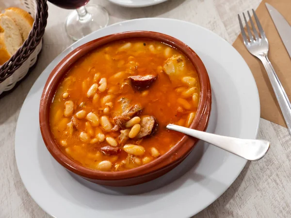 味道鲜美的白豆炖菜 带有香肠 是典型的西班牙菜 — 图库照片