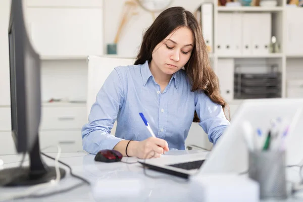 Εστιασμένη Γραμματέας Κορίτσι Που Εργάζεται Στο Γραφείο Γράφει Σημαντικές Σημειώσεις — Φωτογραφία Αρχείου