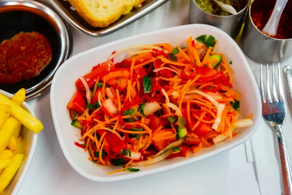 Вкусный Летний Салат Огурцов Моркови Тарелке — стоковое фото