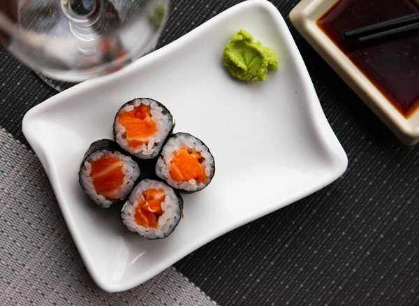 Maki Sushi Broodjes Met Rauwe Zalm Binnen Geserveerd Met Wasabi — Stockfoto