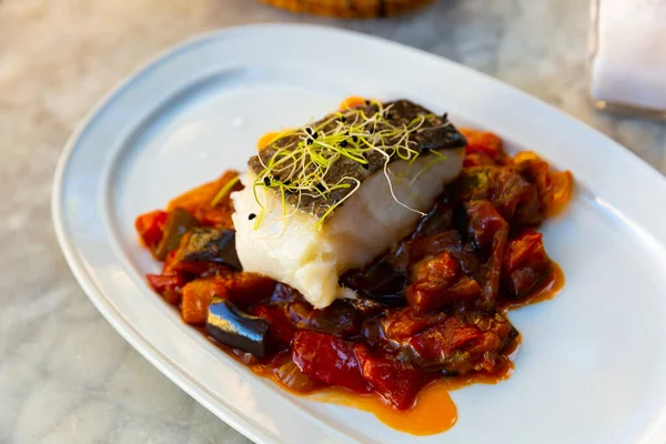 Hälsosam Middag Torsk Med Ratatouille Tomatsås — Stockfoto