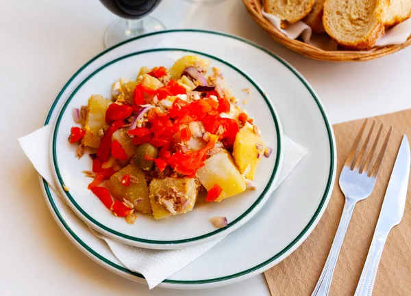 Insalata Cucina Catalana Con Patate Pesce Piatto Bianco Cena — Foto Stock