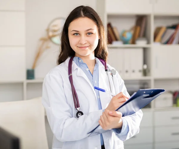 Porträtt Vänlig Kvinnlig Läkare Bär Uniform Och Stetoskop Med Blå — Stockfoto