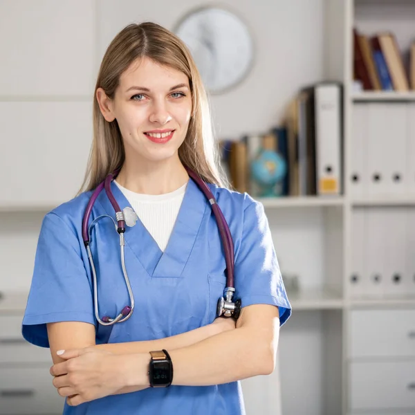 Θετική Γυναίκα Γιατρός Στέκεται Στο Σύγχρονο Γραφείο Έγγραφα Γράφοντας Ιατρικό — Φωτογραφία Αρχείου