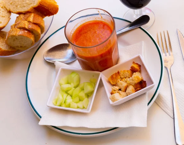 Gazpacho Glas Spanische Gemüsesuppe Auf Tomatenbasis Serviert Mit Gurken Und — Stockfoto