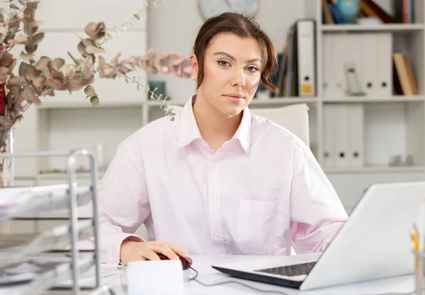 Framgångsrik Vuxen Affärskvinna Med Bärbar Dator Arbetsplatsen Kontoret — Stockfoto