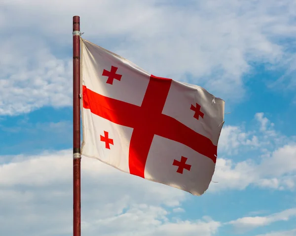 Gruzínská Vlajka Vlnící Vlajkovém Stožáru Zamračeném Pozadí Oblohy — Stock fotografie
