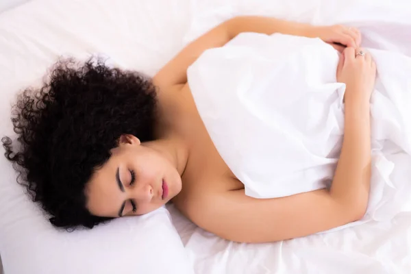 Potret Wanita Telanjang Muda Yang Sedang Tidur Tempat Tidur — Stok Foto