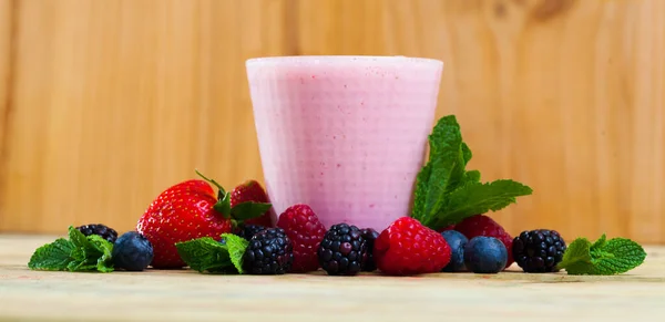 Masada Bir Bardak Meyveli Milkshake — Stok fotoğraf