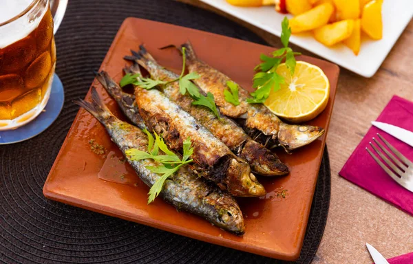 Porce Smažených Sardinek Podávaných Citrónem Typické Španělské Jídlo — Stock fotografie