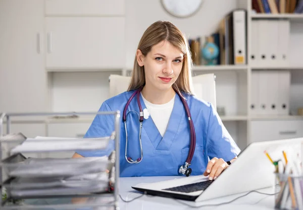 Young Woman Doctor Sitting Table Her Office Looking Camera — 스톡 사진