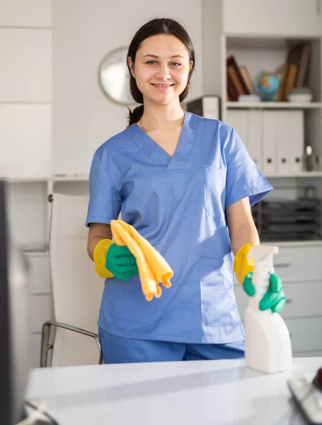 Temizlikçi Kadın Ofisteki Masadaki Tozları Siliyor — Stok fotoğraf