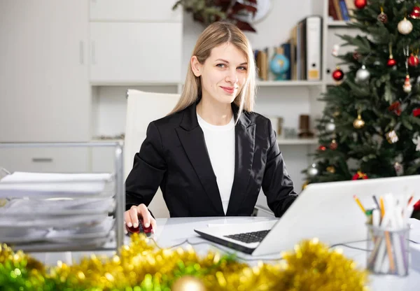 Успішна Бізнес Леді Використовує Ноутбук Робочому Місці Під Час Різдва — стокове фото