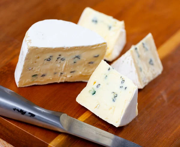 Аппетитный Сыр Bavaria Blu Разрезанный Куски Белой Синей Благородной Плесенью — стоковое фото