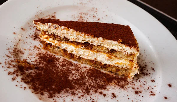 Кусок Свежего Торта Взбитыми Сливками Какао Белой Тарелке Сладкая Еда — стоковое фото