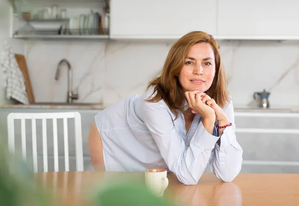 Woman Unbuttoned White Shirt Standing Kitchen Leaning Elbows Dining Table — Stock Photo, Image