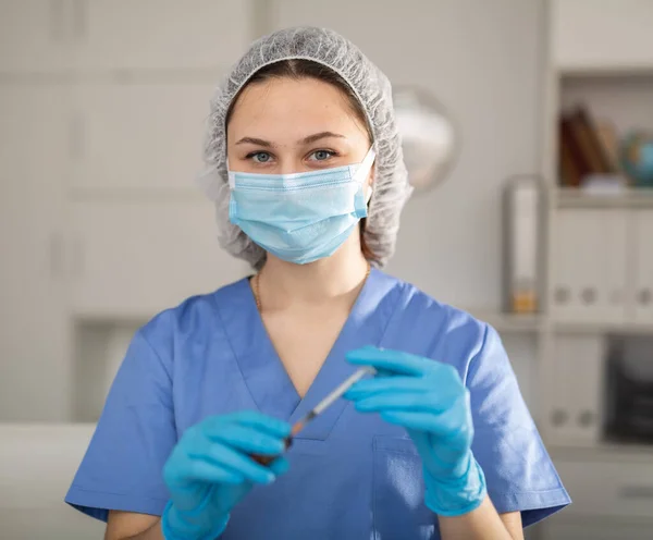 Женщина Медсестра Маске Держит Шприц Инъекции Больнице — стоковое фото
