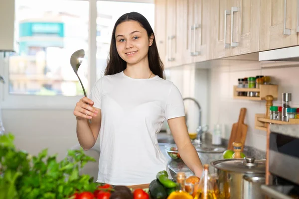 Jovem Atraente Dona Casa Cozinhar Sopa Cozinha Segurando Colher Mão — Fotografia de Stock
