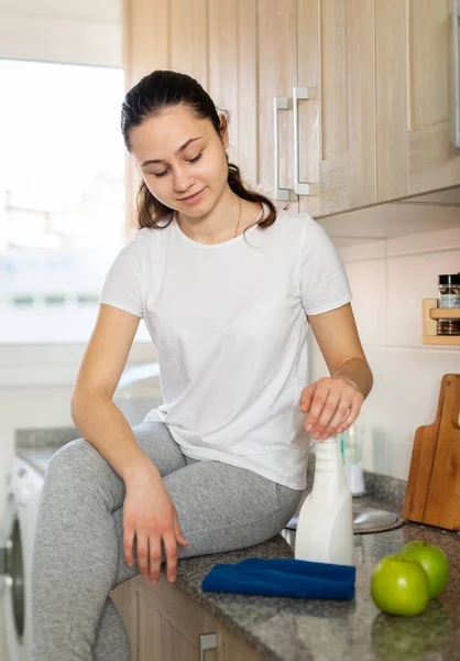 Retrato Una Joven Mujer Positiva Haciendo Tareas Limpieza Cocina Sentado —  Fotos de Stock