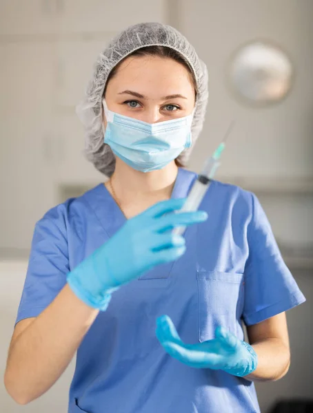 Hemşire Şırıngayı Enjeksiyon Çözeltisiyle Doldurur — Stok fotoğraf