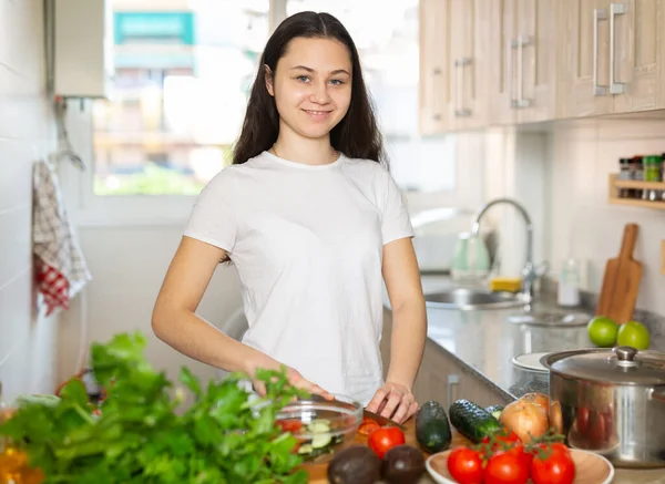 Sağlıklı Yaşam Tarzını Sürdüren Genç Kadın Mutfakta Taze Sebze Salatası — Stok fotoğraf