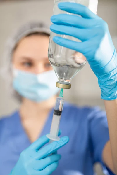 入院注射用マスク保持注射器の女性看護師 — ストック写真
