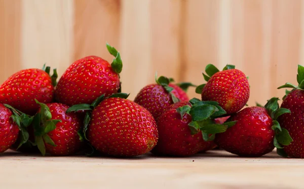 Rijp Aardbeien Een Houten Tafel Hoge Kwaliteit Foto — Stockfoto