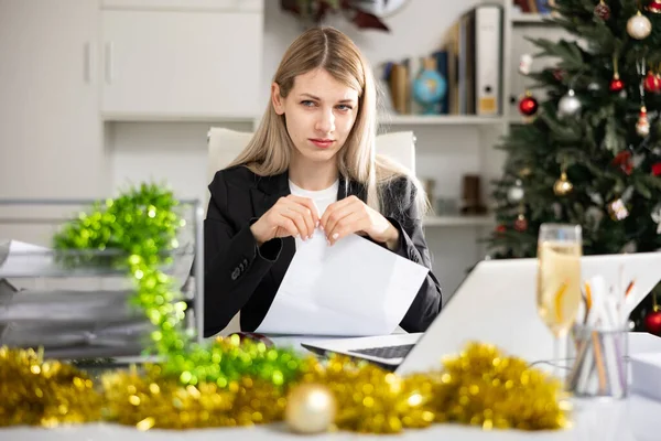 疲惫的年轻女簿记员在圣诞装饰办公室 — 图库照片