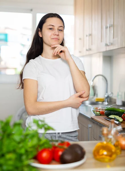 Junge Schöne Moderne Frau Steht Neben Tisch Auf Küche Hause — Stockfoto