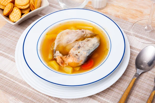 Portion Suppe Aus Lachsinnereien Auf Den Tisch Serviert — Stockfoto