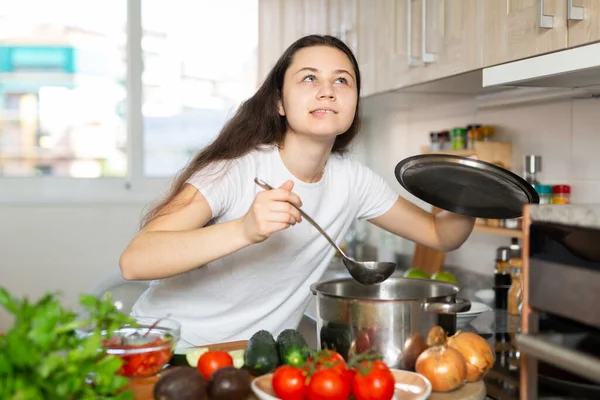 Zmatená Mladá Žena Stojící Kuchyni Která Problémy Vařením — Stock fotografie