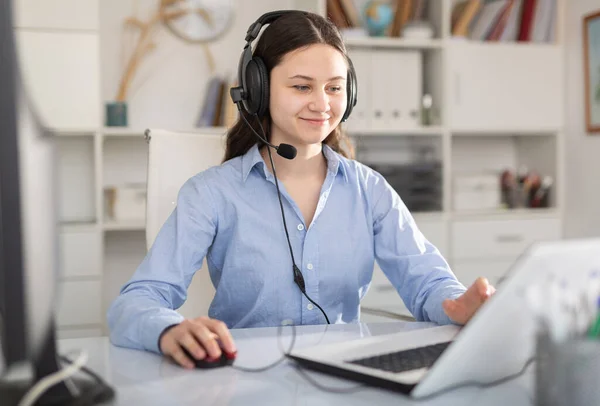 Positive Dispatcher Girl Who Works Office Large Company Sits Workplace — Stock Photo, Image