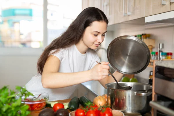 집에서 요리하는 긍정적 여성의 채식주의자 식사를 준비하는 — 스톡 사진