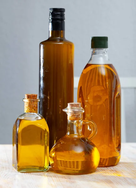 Decantadores Botellas Con Aceite Vegetal Dorado Sobre Superficie Madera —  Fotos de Stock