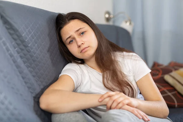 有生活困难和独自坐在家里有问题的年轻抑郁女人 — 图库照片