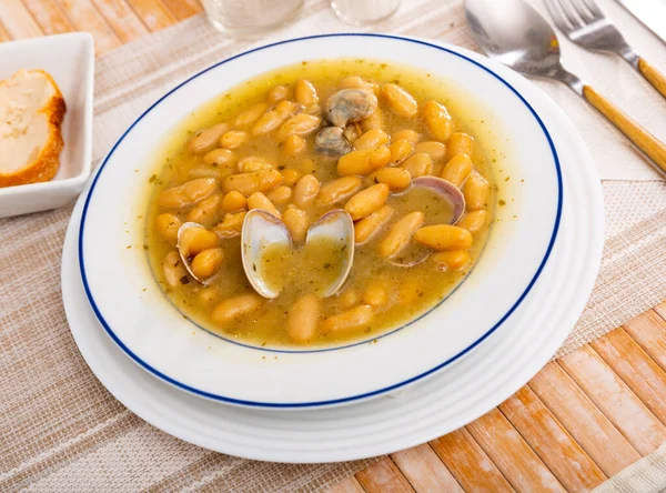 Вкусная Тушеная Фасоль Моллюсками Миске Популярное Испанское Блюдо — стоковое фото