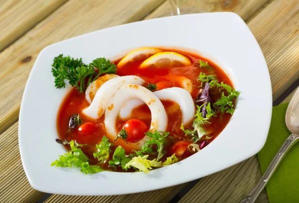 Sabrosa Sopa Tomate Picante Con Calamares Marinos Verduras Servidas Tazón —  Fotos de Stock