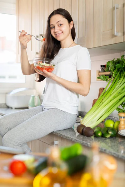 Позитивная Домохозяйка Перед Едой Овощной Салат Плато Кухне — стоковое фото