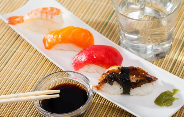 Set Delicios Sushi Nigiri Ton Somon Creveți Anghilă Servite Placă — Fotografie, imagine de stoc