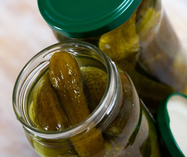 Close Glass Jar Pickled Cucumbers Table — Stock Photo, Image