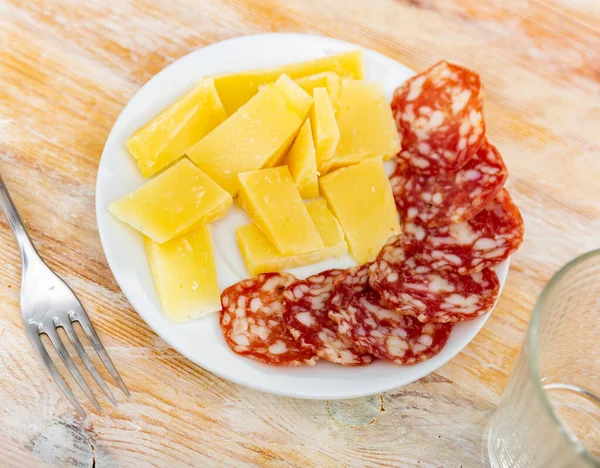 Teller Mit Wurst Und Käse Scheiben Auf Dem Tisch Erfrischungen — Stockfoto